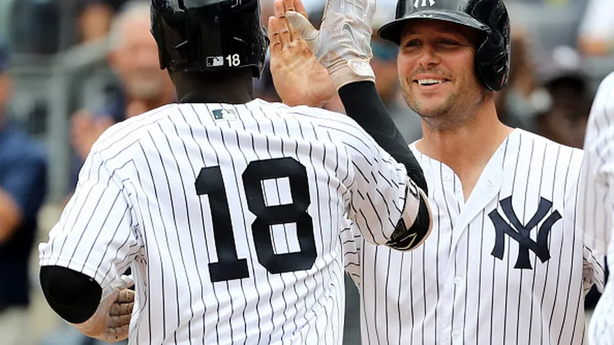 Didi Gregorius (18) recibe las felicitaciones de Matt Holliday (de frente)