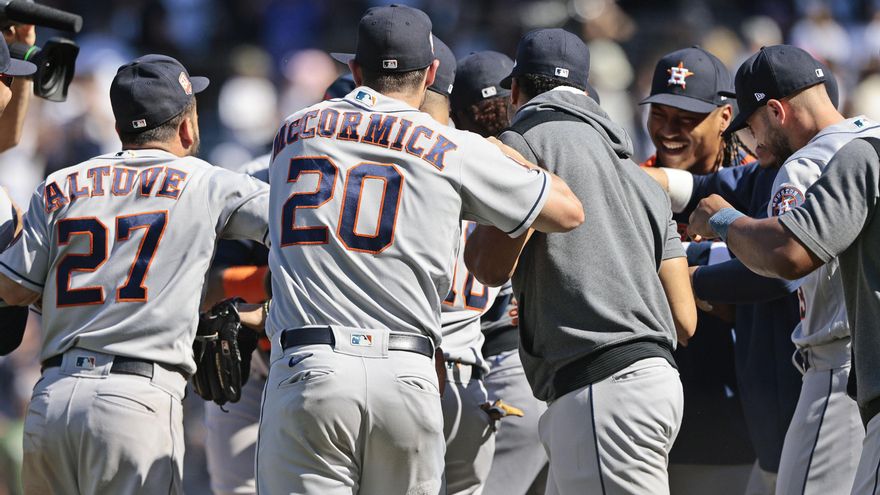 Jugadores de los Astros celebran la victoria sobre los Yankees