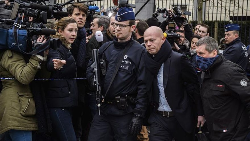 Sven Mary (c), el abogado del presunto cerebro logístico de los atentados de París, Salah Abdeslam, en Bruselas.