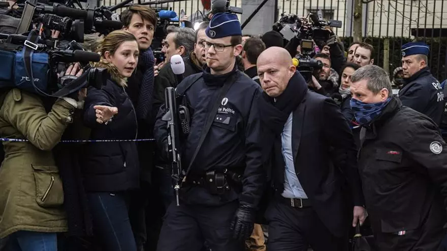 Sven Mary (c), el abogado del presunto cerebro logístico de los atentados de París, Salah Abdeslam, en Bruselas.