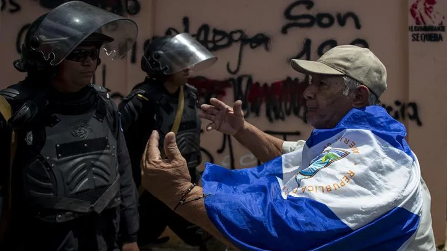Un adulto mayor fue registrado este sábado al enfrentarse a la Policía, durante una marcha denominada "Juntos somos patria", para protestar contra el gobierno del presidente Daniel Ortega, en Managua (Nicaragua).