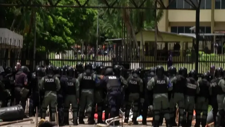 Enfrentamientos entre antidisturbios y universitarios en la vía Transístmica