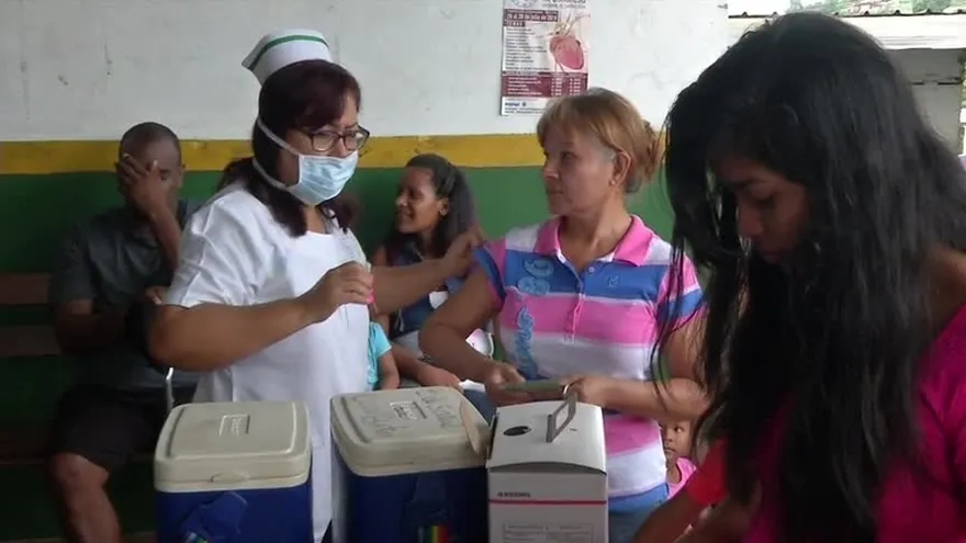 Residentes de San Miguelito acuden a vacunarse