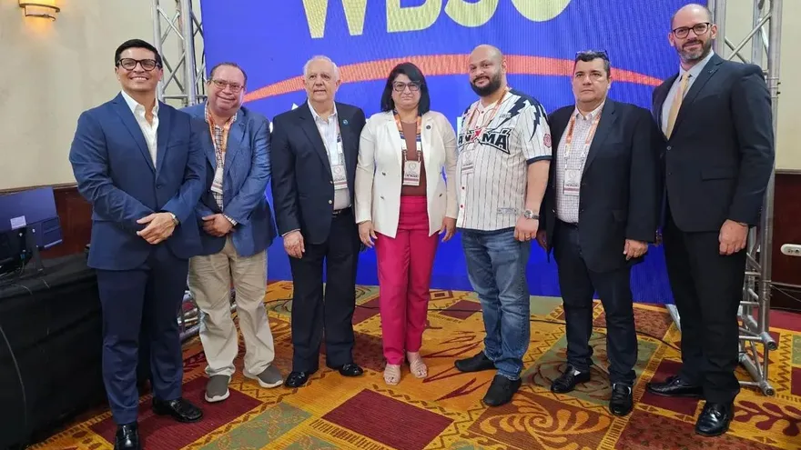 Jaime Robinson (con camisa de Panamá) junto a dirigentes de WBSC Americas