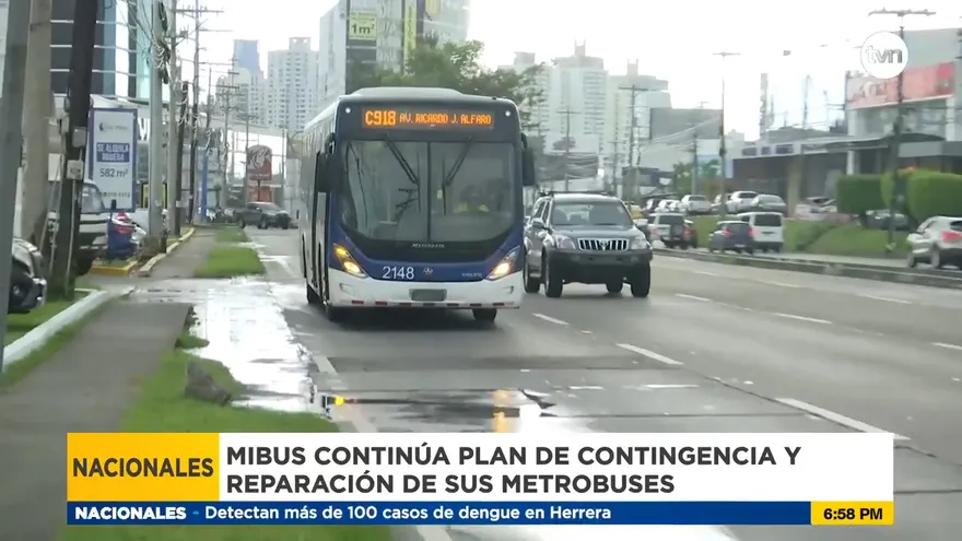 Metrobuses esperan repuestos de carrocería para ser reparados.
