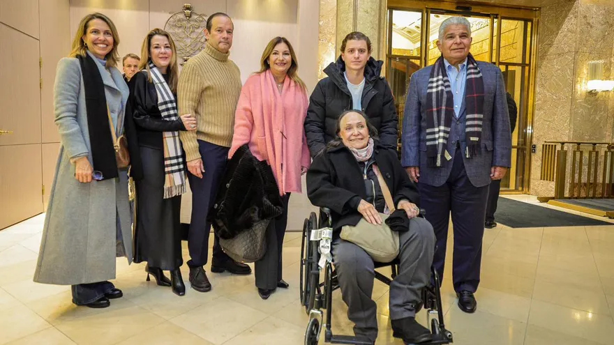 Presidente Mulino, la primera dama, el canciller Javier Martínez-Acha y su esposa en un encuentro con hermana y madre de María Corina Machado.