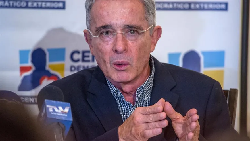 Expresidente colombiano Álvaro Uribe da positivo por COVID-19