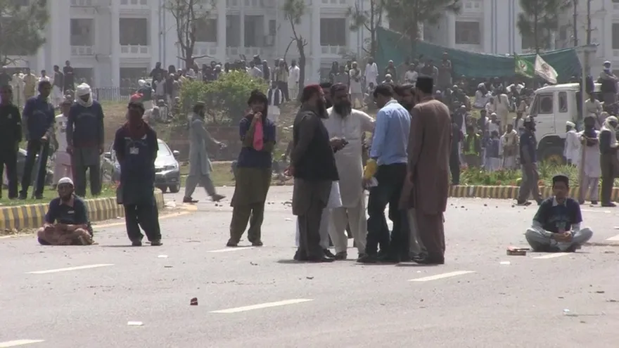 Musulmanes radicales endurecen protesta en Pakistán