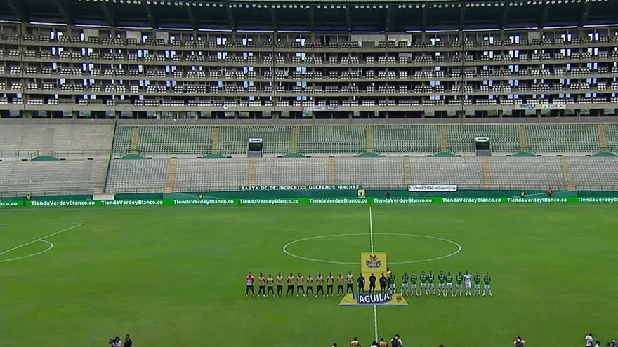 Dos equipos en Colombia juegan en estadio con sólo ¡dos aficionados!