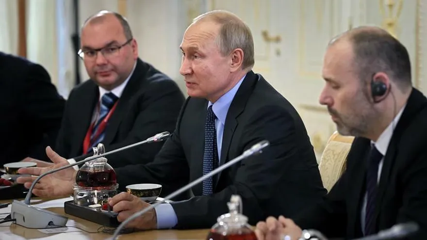 El presidente ruso, Vladímir Putin (c), se reúne este jueves con los máximos responsables de las principales agencias de noticias del mundo para analizar la situación internacional en el marco del Foro Económico Internacional de San Petersburgo, en Rusia.