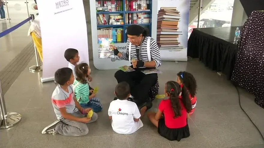 Celebran dia del libro en el Metro
