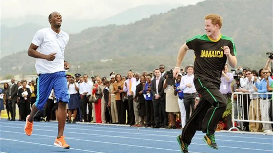 Príncipe Enrique corre con Bolt en Jamaica