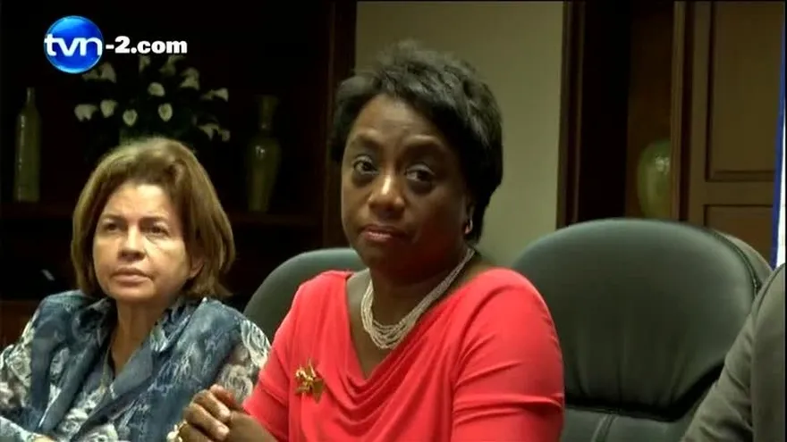 Docentes impiden salida de Molinar de la Defensoría