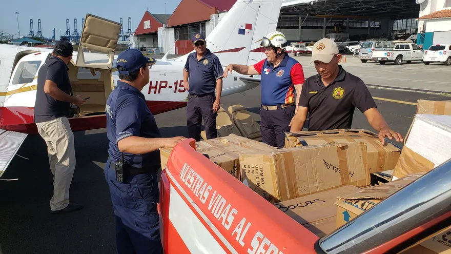 Bomberos trasladan vía aérea implementos de protección para sus unidades en el interior del país
