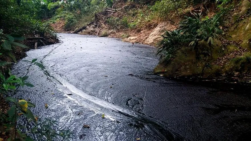 Fotografía cedida tomada el 20 de marzo de 2018, de la quebrada La Lizama, en Barrancabermeja (Colombia).
