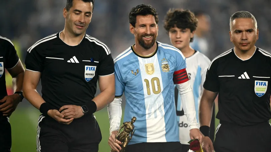 Lionel Messi con la estatua de Benín en su mano derecha