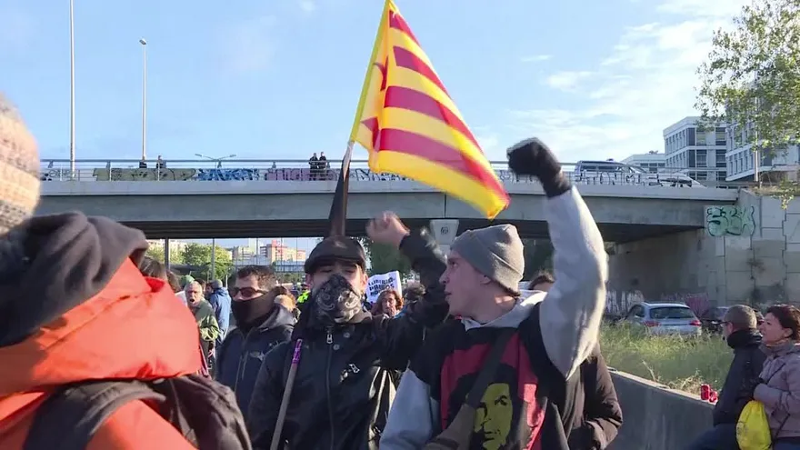 Independentistas catalanes cortan carreteras y vías de tren
