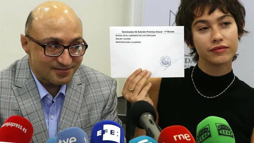 Los actores Jesús Vidal ("Campeones") y Greta Fernández ("Elisa y Marcela) han sido los encargados de dar a conocer este miércoles las tres películas preseleccionadas por los miembros de la Academia Española del Cine para comenzar la carrera por el Óscar a la Mejor Película Extranjera.