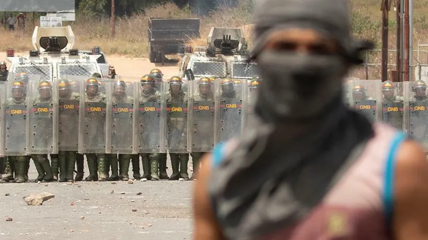 La violencia se desató en esa región en medio del intento de la oposición venezolana de ingresar al país una ayuda humanitaria que estaba del otro lado de la frontera pero fueron repelidos por las fuerzas del orden en acatamiento de órdenes de Nicolás Maduro.