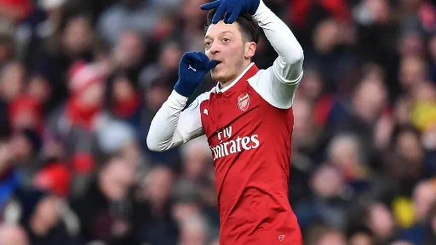 Chelsea y Arsenal vencen por la mínima con 'obras de arte' de Ozil y Alonso | Agencias