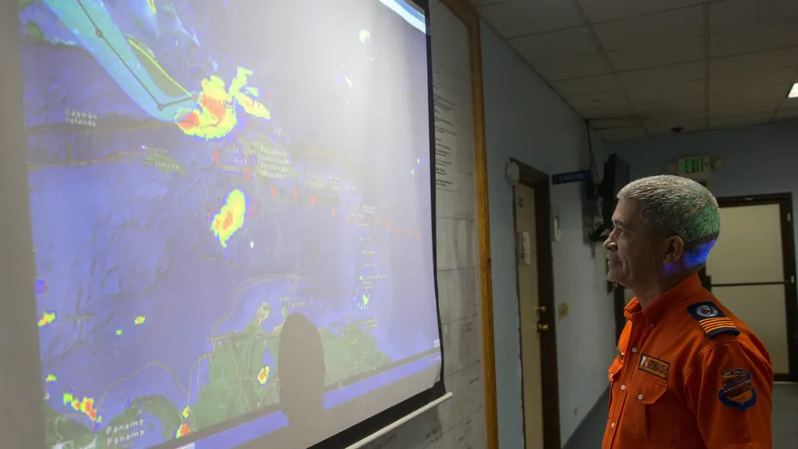 El centro de la depresión se localiza cerca de la latitud 33,2 norte y la longitud 79,8 oeste.