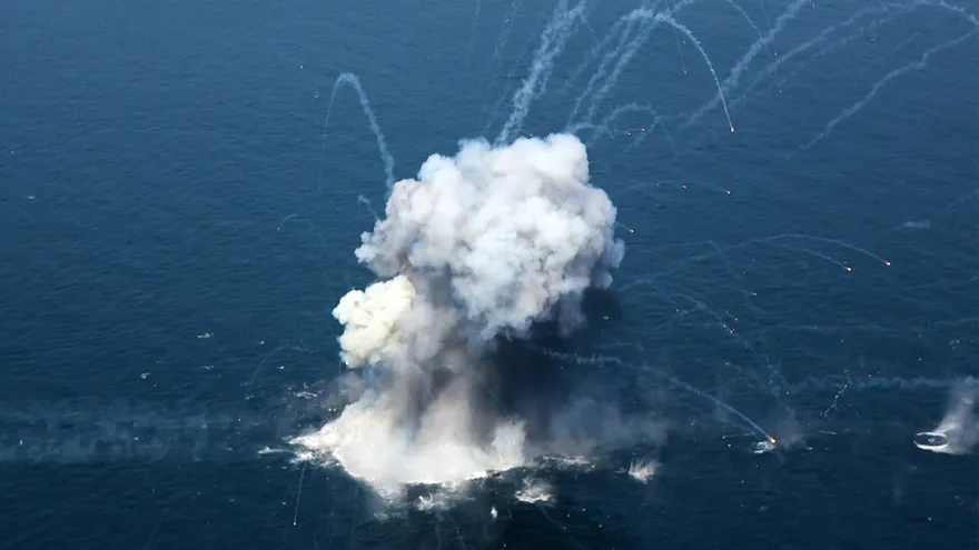 El ejército norteamericano habría atacado una base irani en el estrecho de Ormuz