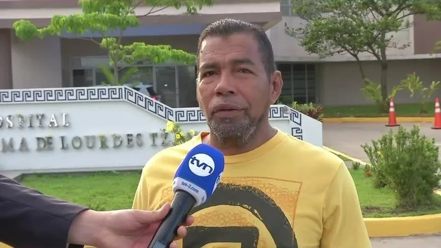 Personas acuden al hospital de la 24 de Diciembre