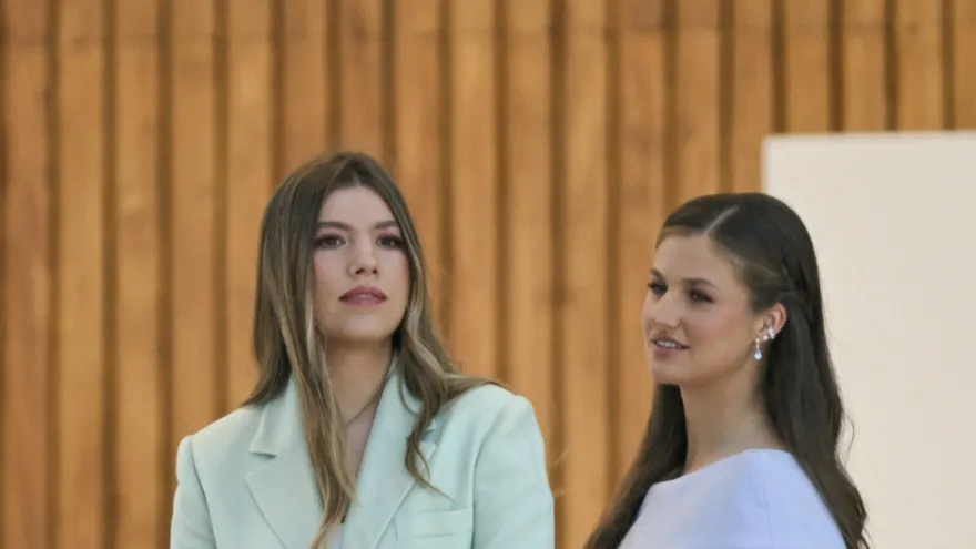Leonor y Sofía sorprenden al asistir al concierto 