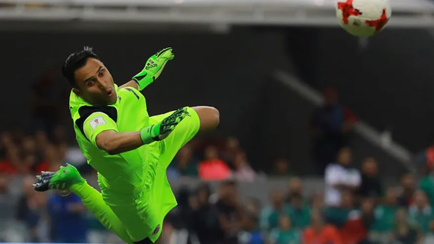 Keylor Navas se tira durante el juego de eliminatoria mundialista entre México y Costa Rica