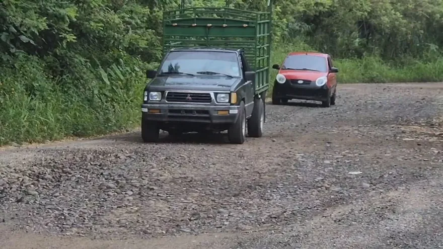 Los residentes piden ayuda a las autoridades para que se atienda la carretera dañada