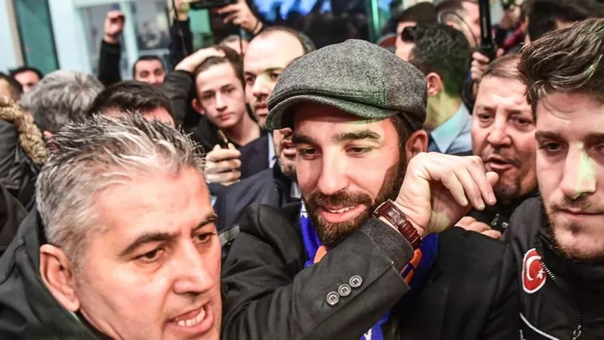 Caos en la llegada de Arda Turan a Estambul