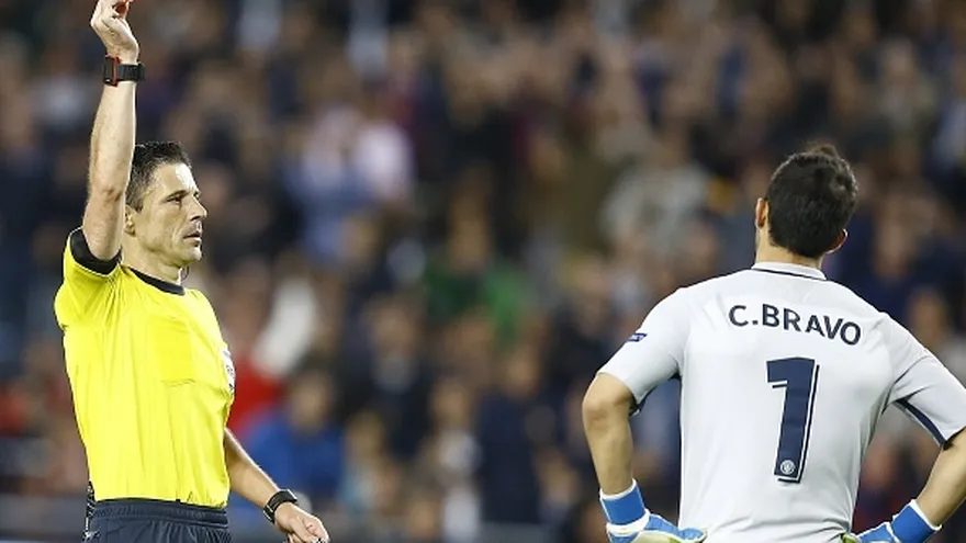 Claudio Bravo (de espalda)  recibe la tarjeta roja