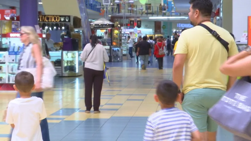 Consumidores transitan por Albrook