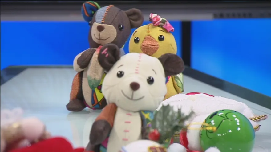 Una nueva línea de peluches elaborados con retazos de tela por privados de libertad será exhibida y puesta a la venta durante el segundo Bazar Navideño del Sistema Penitenciario. Se trata de la colección “Remenditos”, en la cual cada pieza incluye un cuento y un certificado de adopción.