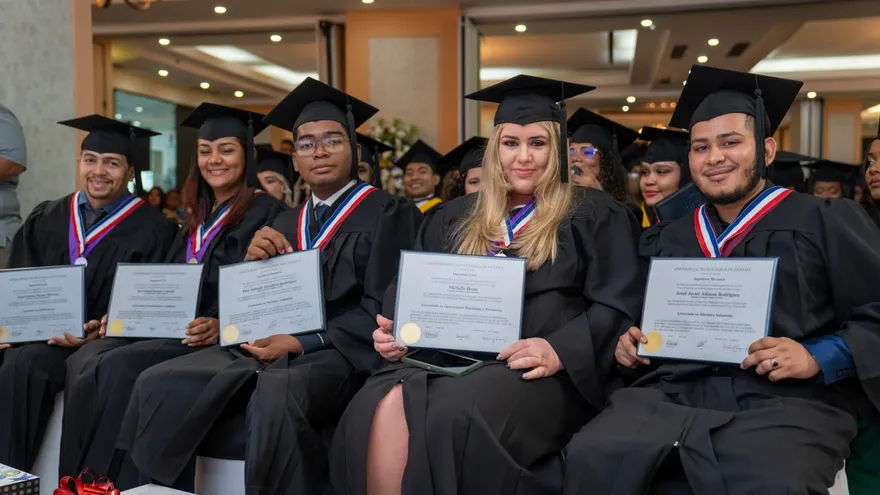 UTP gradúa a 96 nuevos profesionales en Colón, incluyendo un doctor en Física