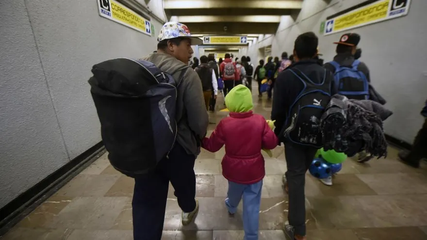 Centroamericanos dejan capital de México y prosiguen marcha hacia Estados Unidos, en la caravana de migrantes.