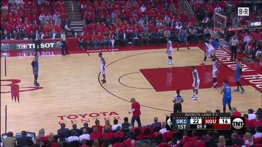 El dueño de los Rockets, Leslie Alexander, le reclama a uno de los árbitros