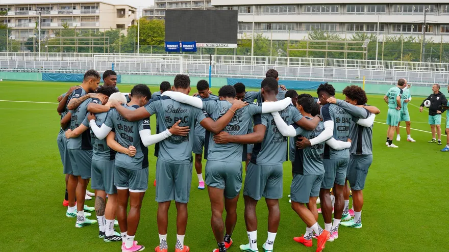 Jugadores de la selección de Panamá reunidos en una sesión de entrenamientos en Japón