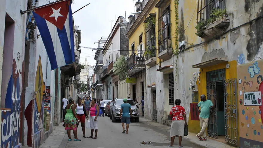 El edificio tiene sus antecedentes en el antiguo hotel Biscuit, inaugurado en 1911 y que en 1931 adquirió el nombre de Packard, en referencia a una tradicional marca estadounidense de automóviles que se comercializaba en la isla.