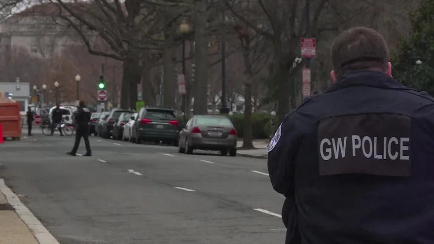 Chocan auto deliberadamente contra barrera cerca de Casa Blanca