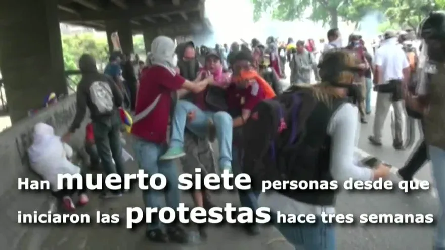 Opositores venezolanos se enfrentan a la PNB para mantenerse en la calle