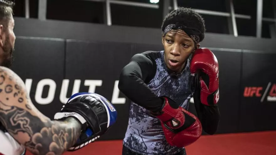 La panameña Joselyne Edwards cumplió con el pesaje para el combate ante Karol Rosa