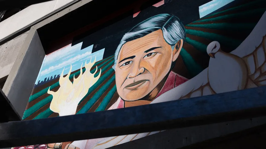 Mural de César Chávez en la Universidad Estatal de San Francisco
