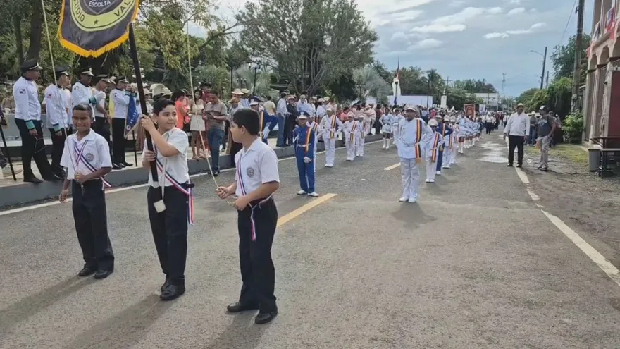 Fiestas Patrias 2025: Escuela Nicanor Villalaz encabeza homenaje a los símbolos patrios en La Villa de Los Santos
