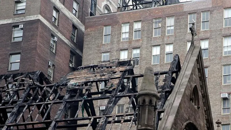 El servicio de bomberos de Nueva York permanece en la escena de un gran incendio desatado en la noche del domingo en la catedral ortodoxa serbia de San Sava, de Manhattan, en Nueva York.
