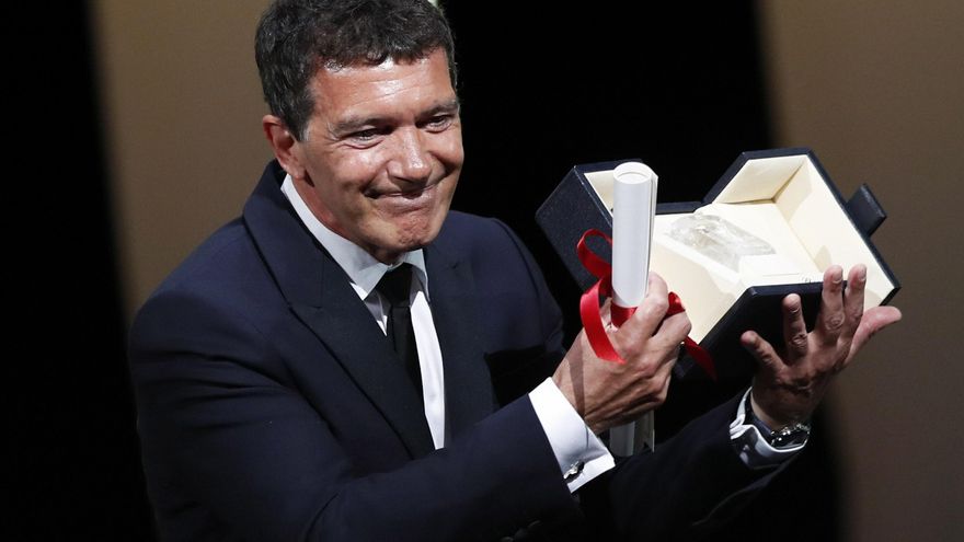 Antonio Banderas se llevó hoy el premio a mejor actor de la 72 edición del Festival de Cannes por su interpretación en "Dolor y gloria", de Pedro Almodóvar