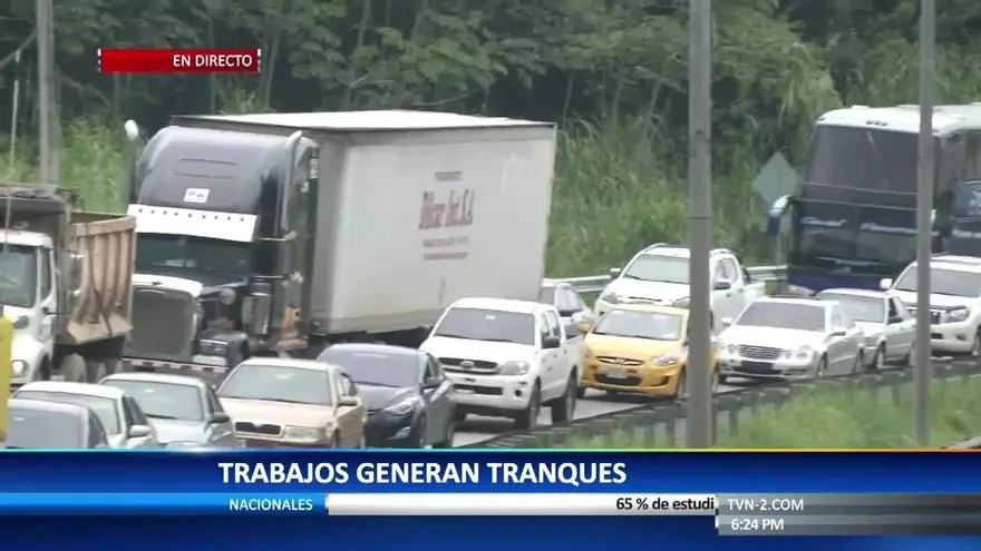 Se complica el tráfico en la vía del Puente Centenario