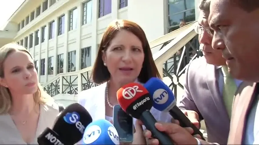 La exprimera dama, Marta Linares de Martinelli, en cortas palabras señaló “se ha violado el debido proceso”.