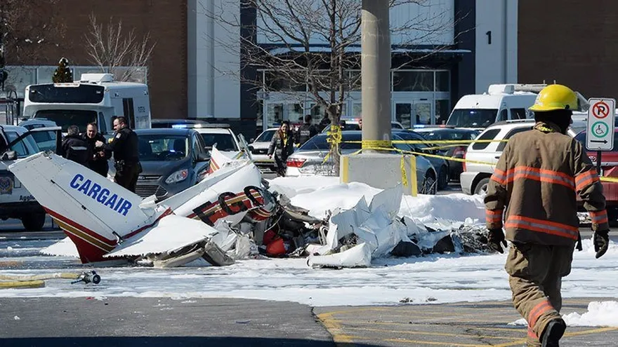 Una persona muere tras el choque de dos avionetas cuando sobrevolaban un concurrido centro comercial en Canadá.