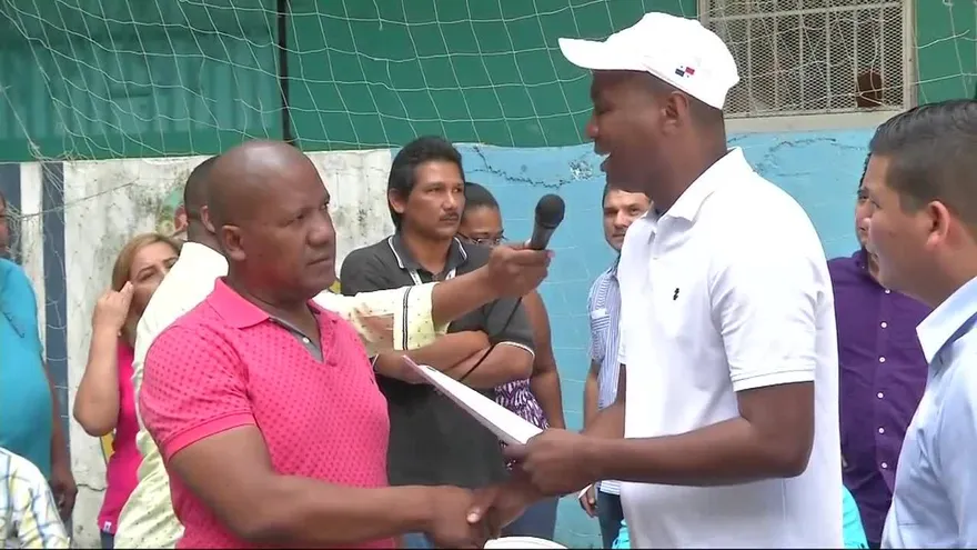 Residentes del Edificio Arraiján en Calidonia reciben subsidio